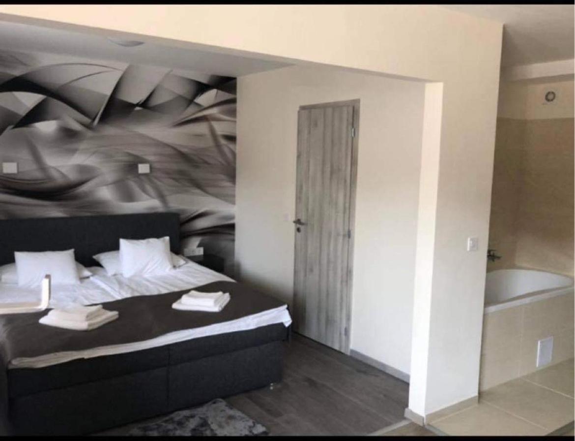 Brill Hotel Békéscsaba Esterno foto