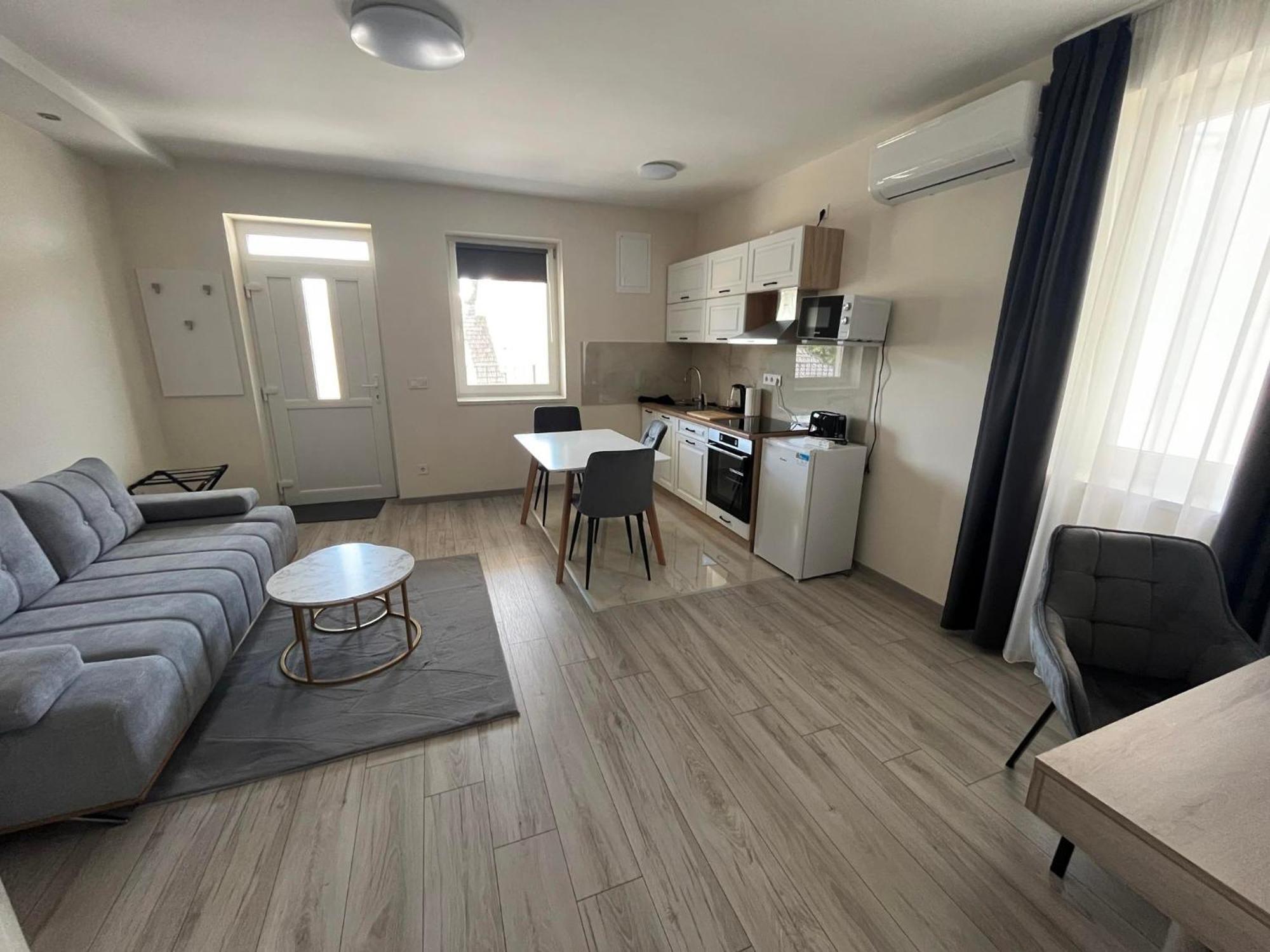 Brill Hotel Békéscsaba Esterno foto