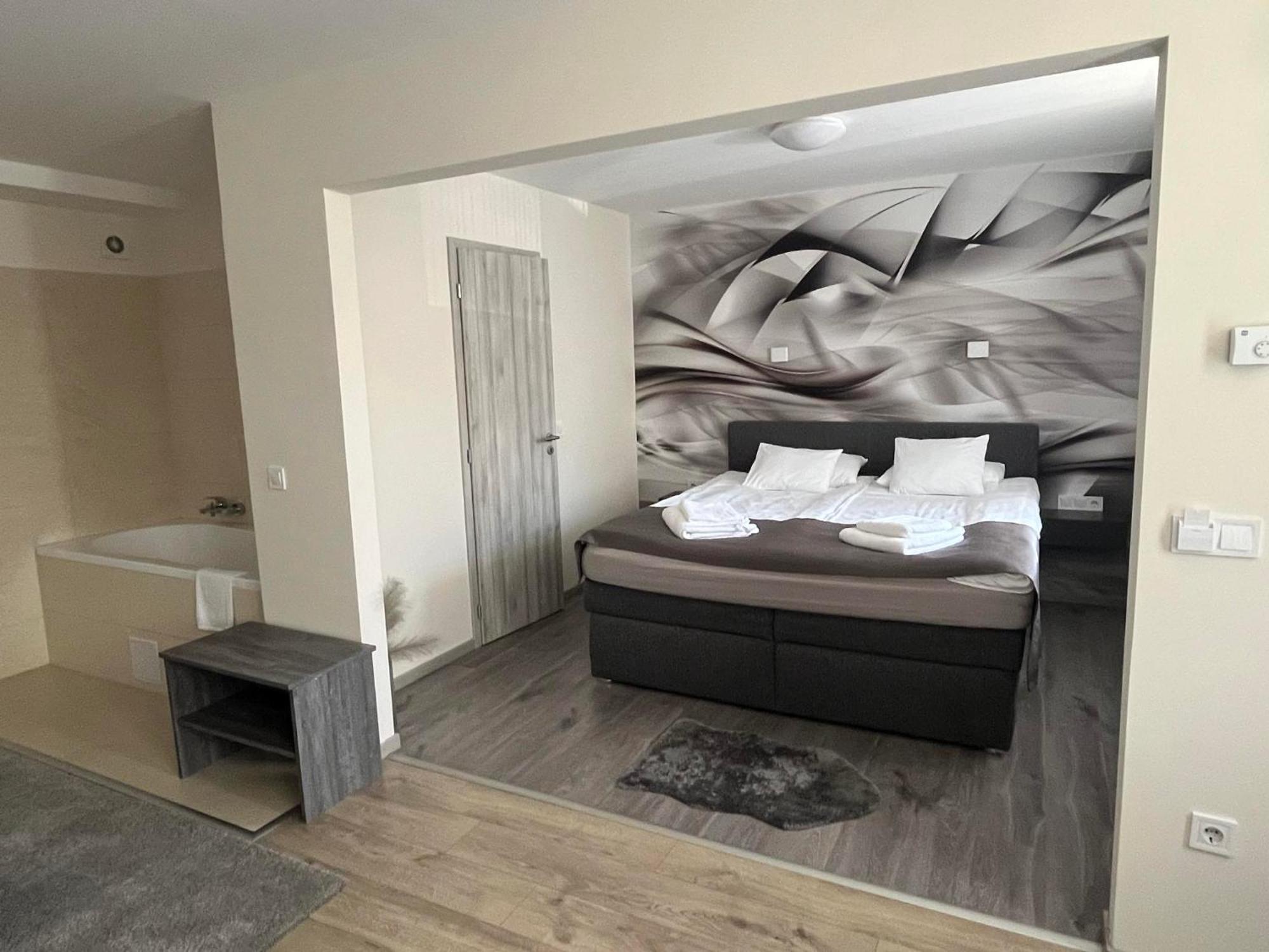 Brill Hotel Békéscsaba Esterno foto