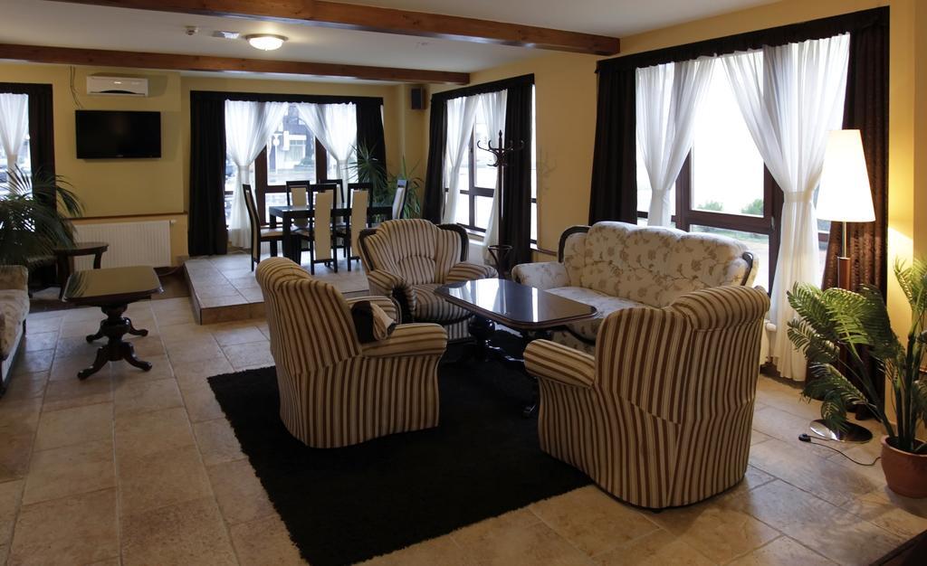 Brill Hotel Békéscsaba Esterno foto